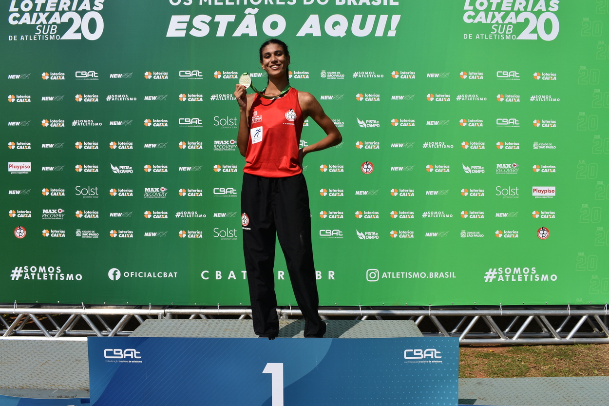 Na imagem, está a atleta do COTP com a medalha de ouro no pódio